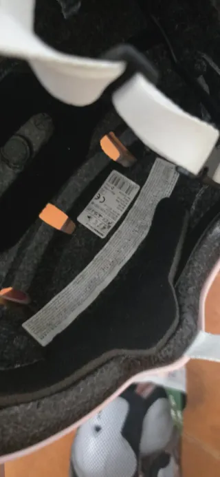 Casco rosa y protecciones infantil sin usar