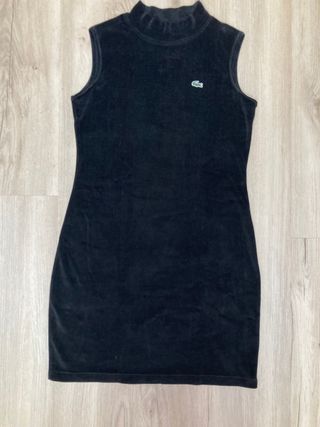 Vestido Lacoste Negro. Perfil solidario