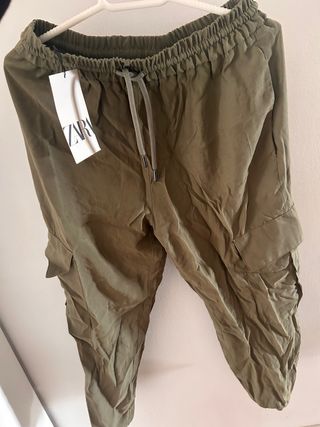 Pantalón cargo Zara verde militar con etiqueta