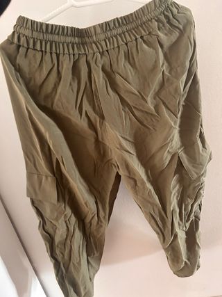 Pantalón cargo Zara verde militar con etiqueta