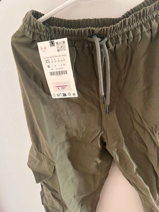 Pantalón cargo Zara verde militar con etiqueta