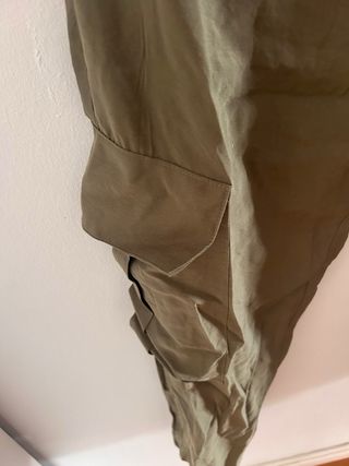 Pantalón cargo Zara verde militar con etiqueta