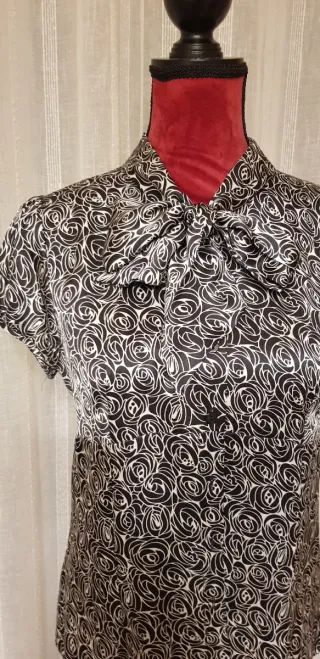 Blusa de seda con lazada