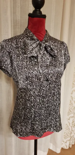 Blusa de seda con lazada