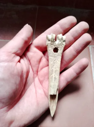 Punzón prehistórico hueso tallado