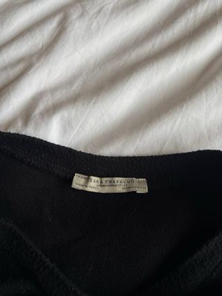 Jersey negro con perlas de Zara