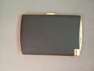 Petillera con encendedor negro y dorado