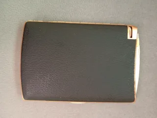 Petillera con encendedor negro y dorado