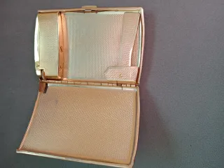 Petillera con encendedor negro y dorado