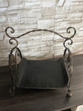 Revistero antiguo de acero forjado