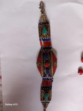 Collana con pietre rosse