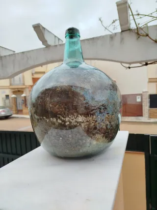 Damajuana antigua con cereales