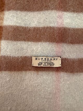 Bufanda Burberry Cuadros Beige y Marrón.