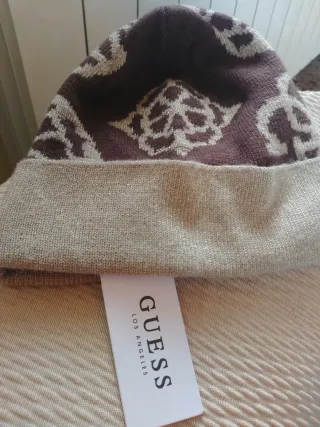 Gorro Guess marrón y dorado