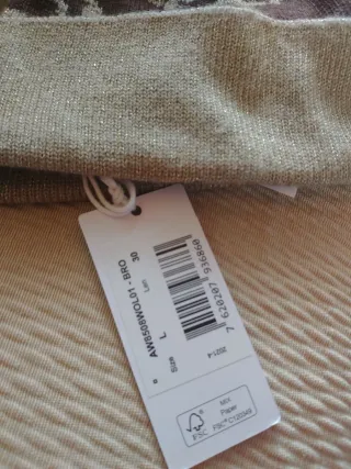 Gorro Guess marrón y dorado