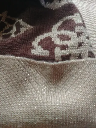 Gorro Guess marrón y dorado