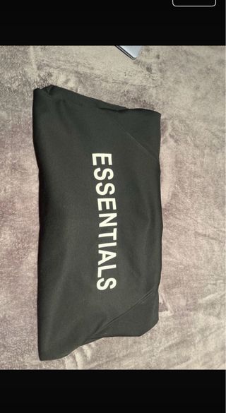 Sudadera ESSENTIALS Negra