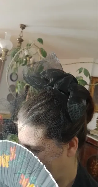 Tocado negro elegante con velo" Paco Navarro "