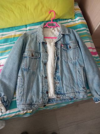 Cazadora vaquera azul con forro blanco