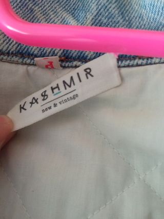 Cazadora vaquera azul con forro blanco