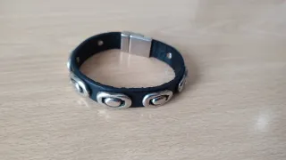 Pulsera negra con detalles Zamak