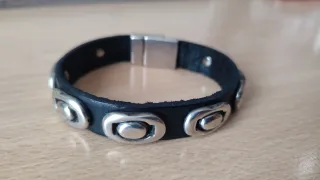 Pulsera negra con detalles Zamak