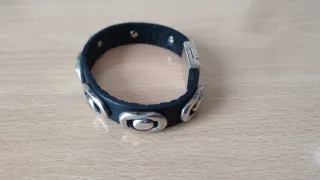 Pulsera negra con detalles Zamak