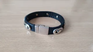 Pulsera negra con detalles Zamak