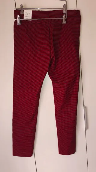 Pantalones elásticos Zara a cuadros rojos y negros