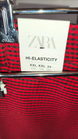 Pantalones elásticos Zara a cuadros rojos y negros