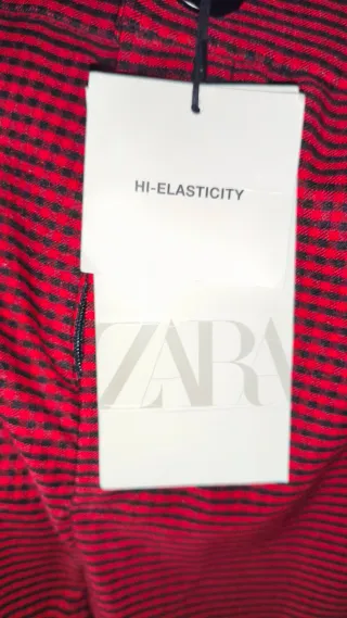 Pantalones elásticos Zara a cuadros rojos y negros