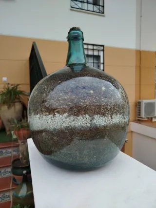 Damajuana antigua con cereales