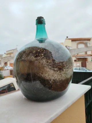 Damajuana antigua con cereales