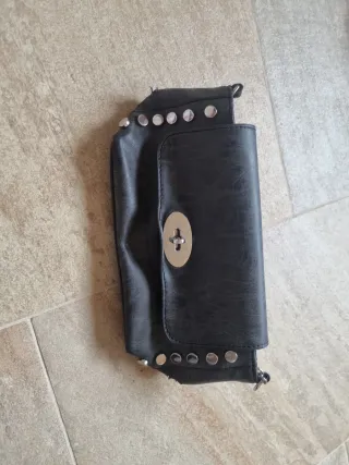 Cartera negra con tachuelas