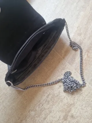 Cartera negra con tachuelas