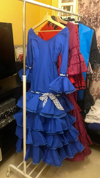 Abiti flamenco bianchi e viola