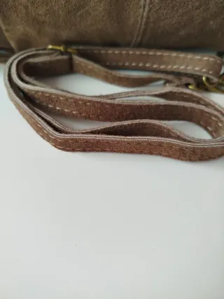 Bolso de ante marrón con flecos