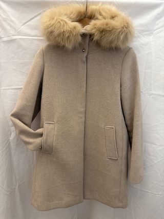 Abrigo Mango con capucha de pelo beige
