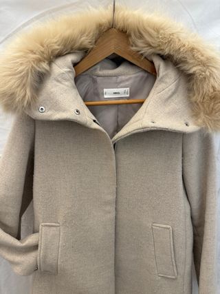Abrigo Mango con capucha de pelo beige