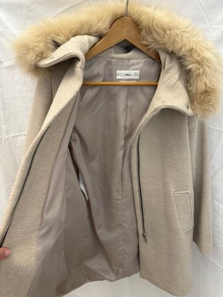 Abrigo Mango con capucha de pelo beige