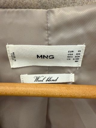 Abrigo Mango con capucha de pelo beige