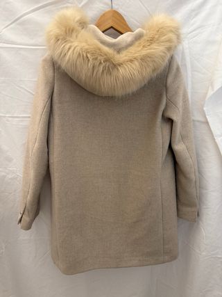 Abrigo Mango con capucha de pelo beige