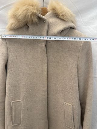 Abrigo Mango con capucha de pelo beige