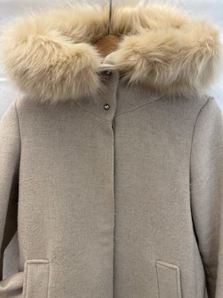 Abrigo Mango con capucha de pelo beige