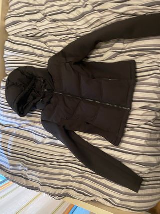 Chaleco negro con capucha