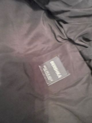 Chaleco negro con capucha