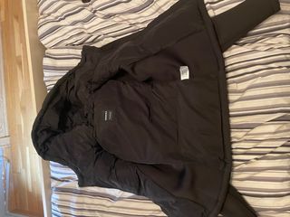 Chaleco negro con capucha