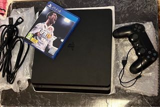 PS4 (PlayStation 4) Negra + FIFA 18