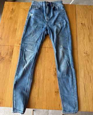 Vaqueros azules desgastados