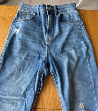 Vaqueros azules desgastados